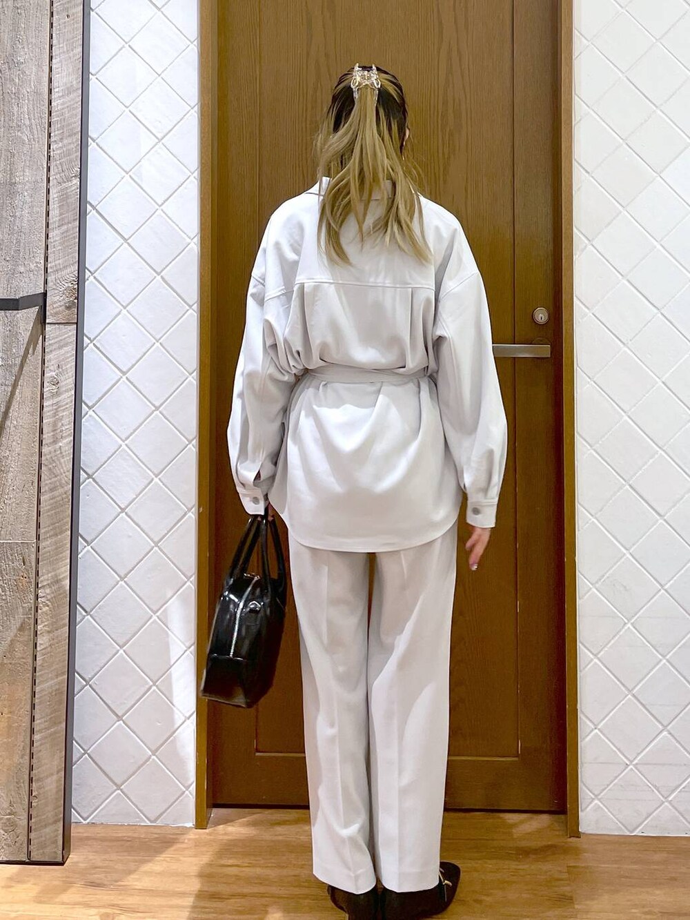 ブラック系のニット/セーター、ブラック系のローファー、グレー系のその他パンツを着用したレディースの冬コーディネートの4枚目の写真