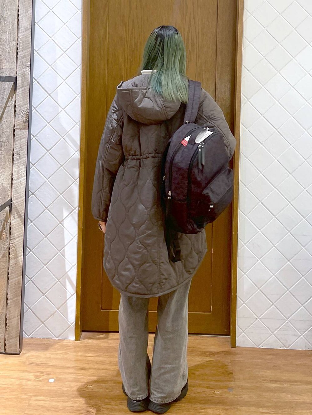 グリーン系のその他アウター、グレー系のデニムパンツ、ブラック系のブーツを着用したレディースの冬コーディネートの4枚目の写真