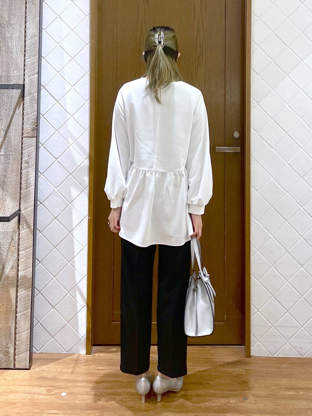 その他のパンツドレス、シルバー系のショルダーバッグ、シルバー系のパンプスを着用したレディースの冬コーディネートの4枚目の写真