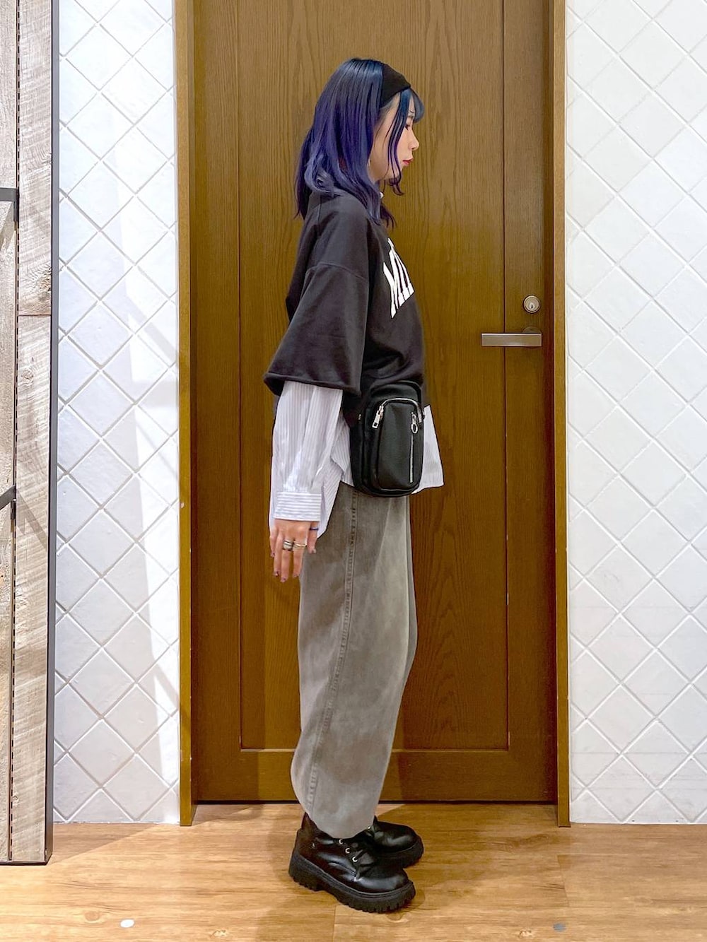 ブラック系のTシャツ/カットソー、パープル系のシャツ/ブラウス、ブラック系のショルダーバッグを着用したレディースの秋コーディネートの2枚目の写真