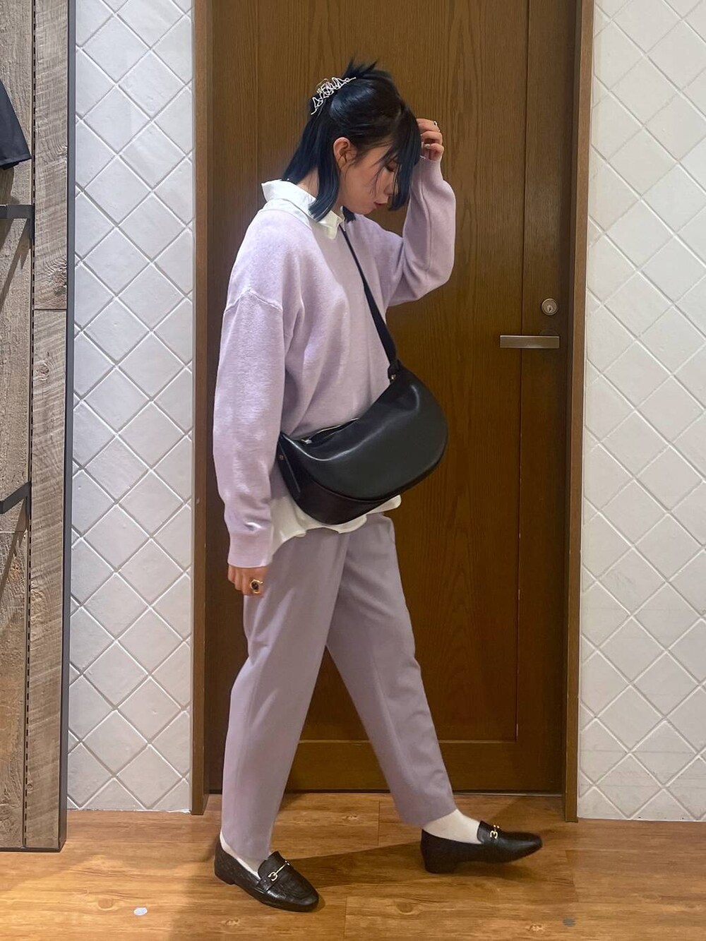 ブラック系のショルダーバッグ、ブラック系のローファー、パープル系のその他パンツを着用したレディースの春コーディネートの2枚目の写真