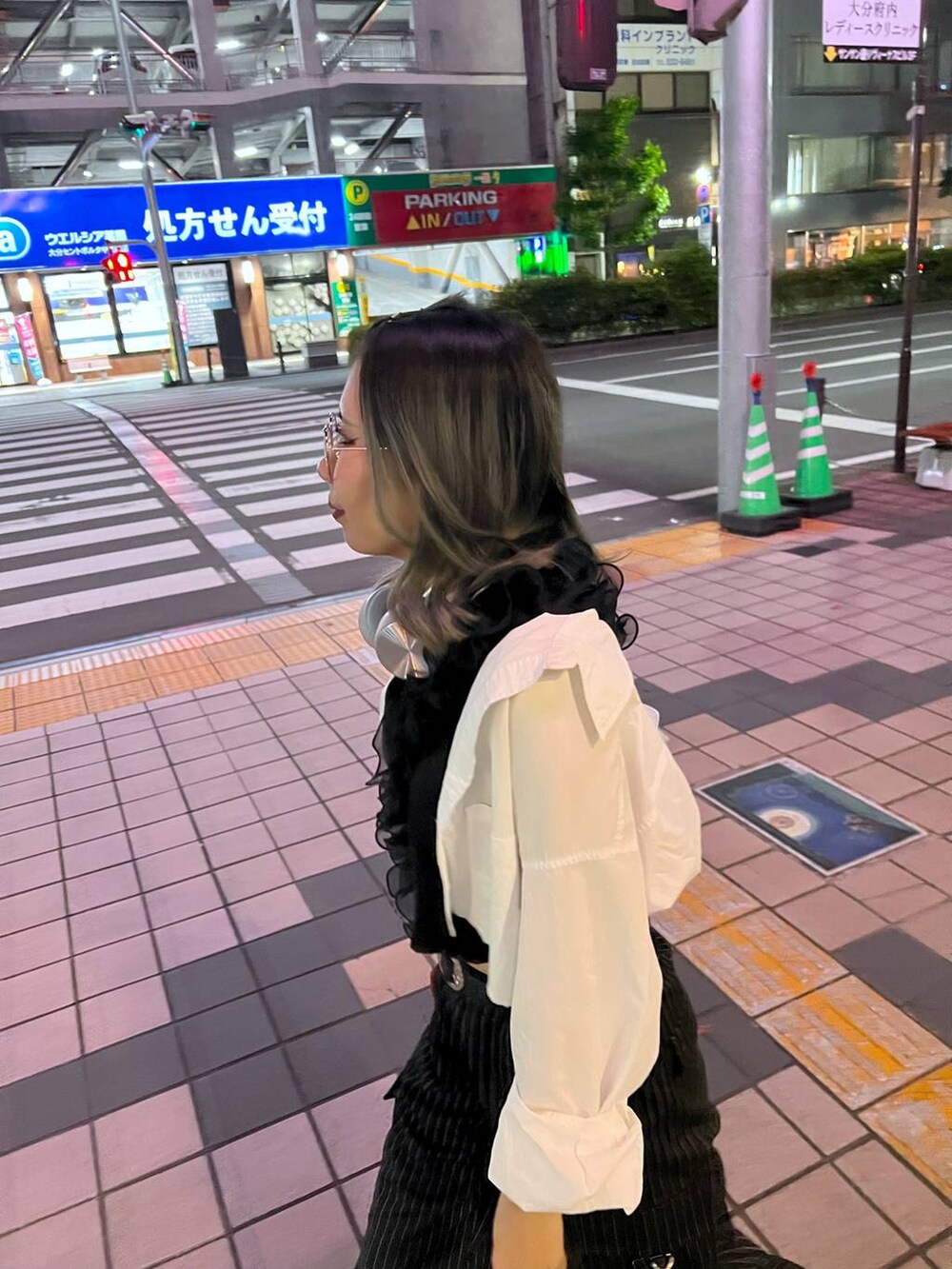 シルバー系のショルダーバッグ、その他のカーゴパンツ、シルバー系のサンダルを着用したレディースの春コーディネートの2枚目の写真