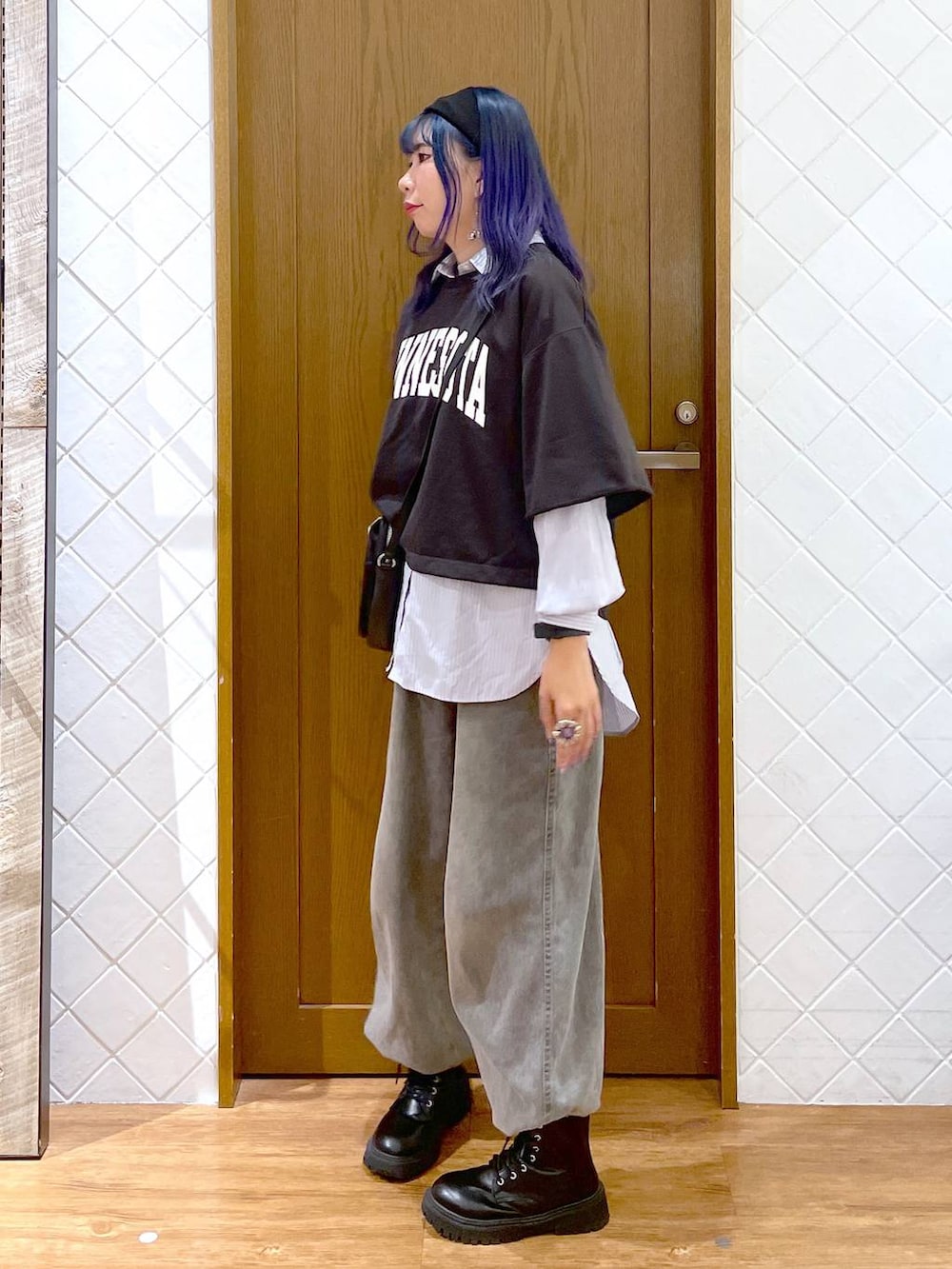 ブラック系のTシャツ/カットソー、パープル系のシャツ/ブラウス、ブラック系のショルダーバッグを着用したレディースの秋コーディネートの3枚目の写真