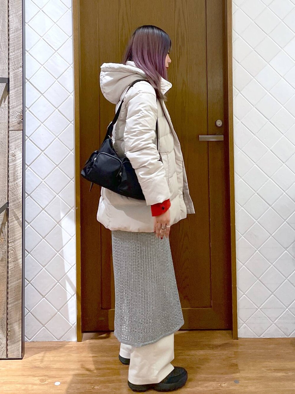 ホワイト系のその他パンツ、ベージュ系のダウンジャケット/コート、レッド系のニット/セーターを着用したレディースの秋コーディネートの2枚目の写真