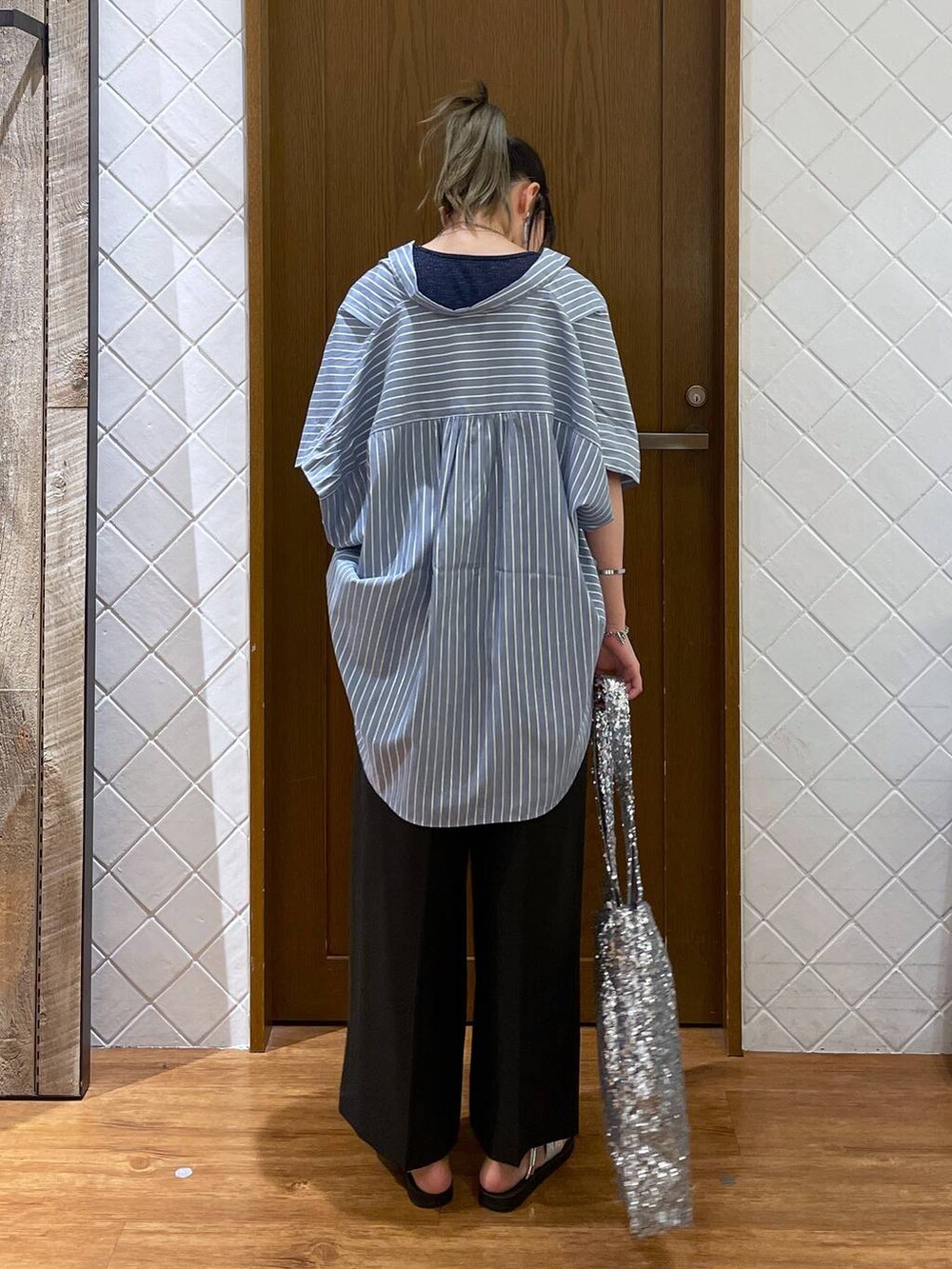 ブラック系のその他パンツ、シルバー系のサンダル、ブルー系のタンクトップを着用したレディースの夏コーディネートの4枚目の写真