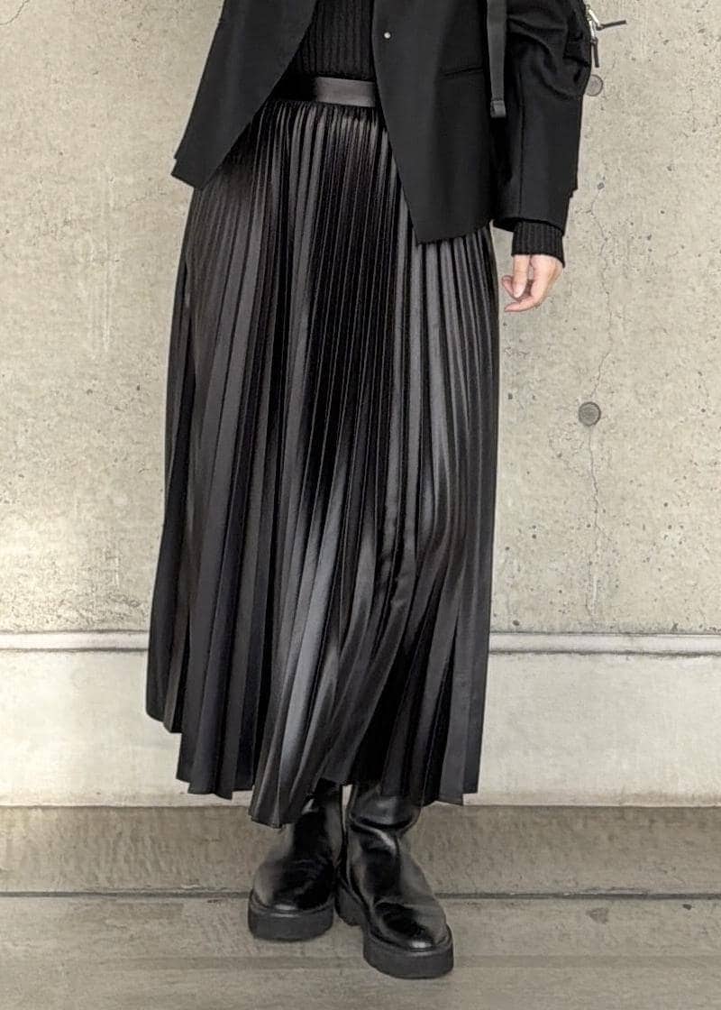 ブラック系のバックパック/リュック、ブラック系のスカート、ブラック系のニット/セーターを着用したレディースの冬コーディネートの5枚目の写真