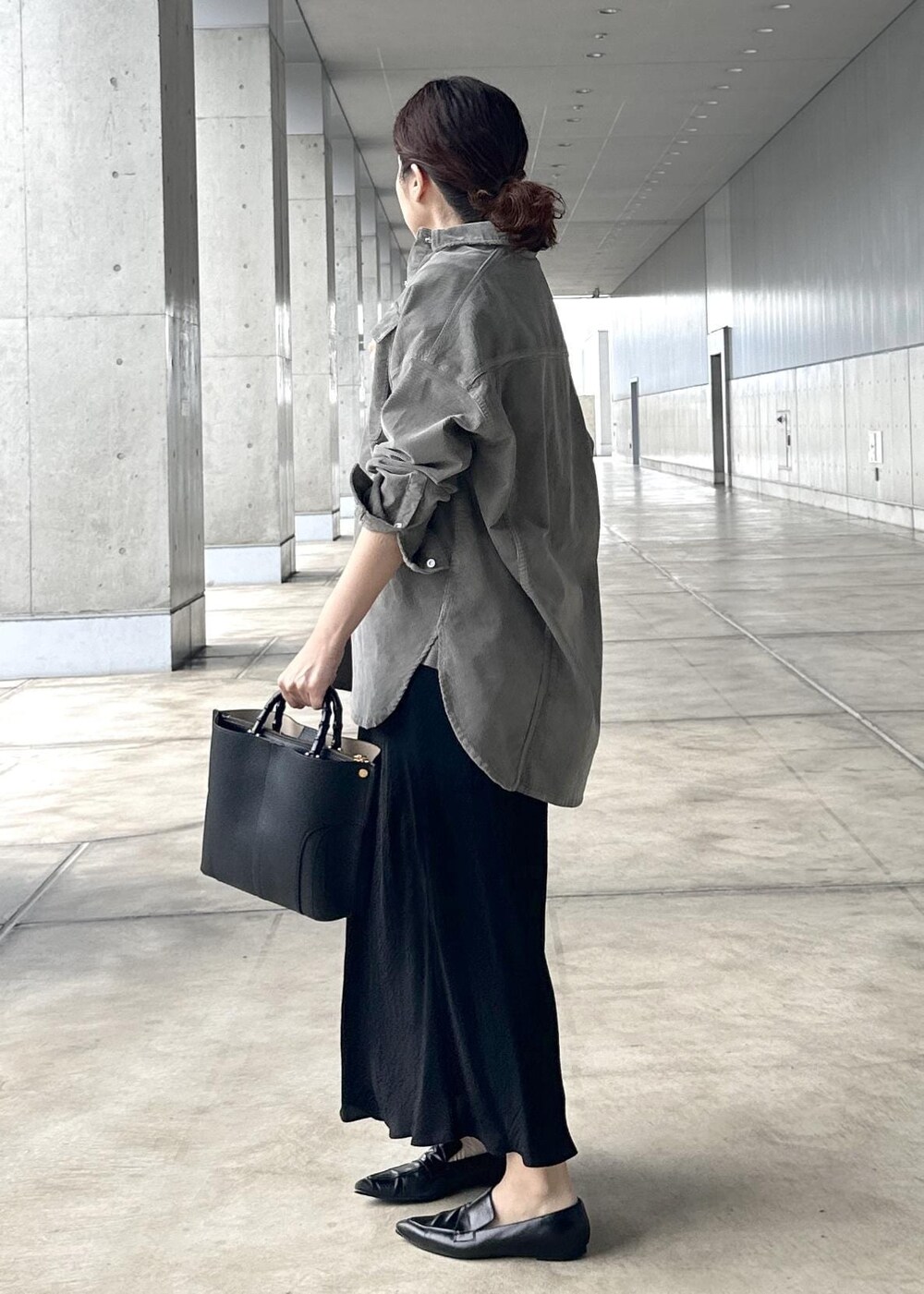 グレー系のシャツ/ブラウス、ブラック系のスカート、ピンク系のニット/セーターを着用したレディースの秋コーディネートの2枚目の写真