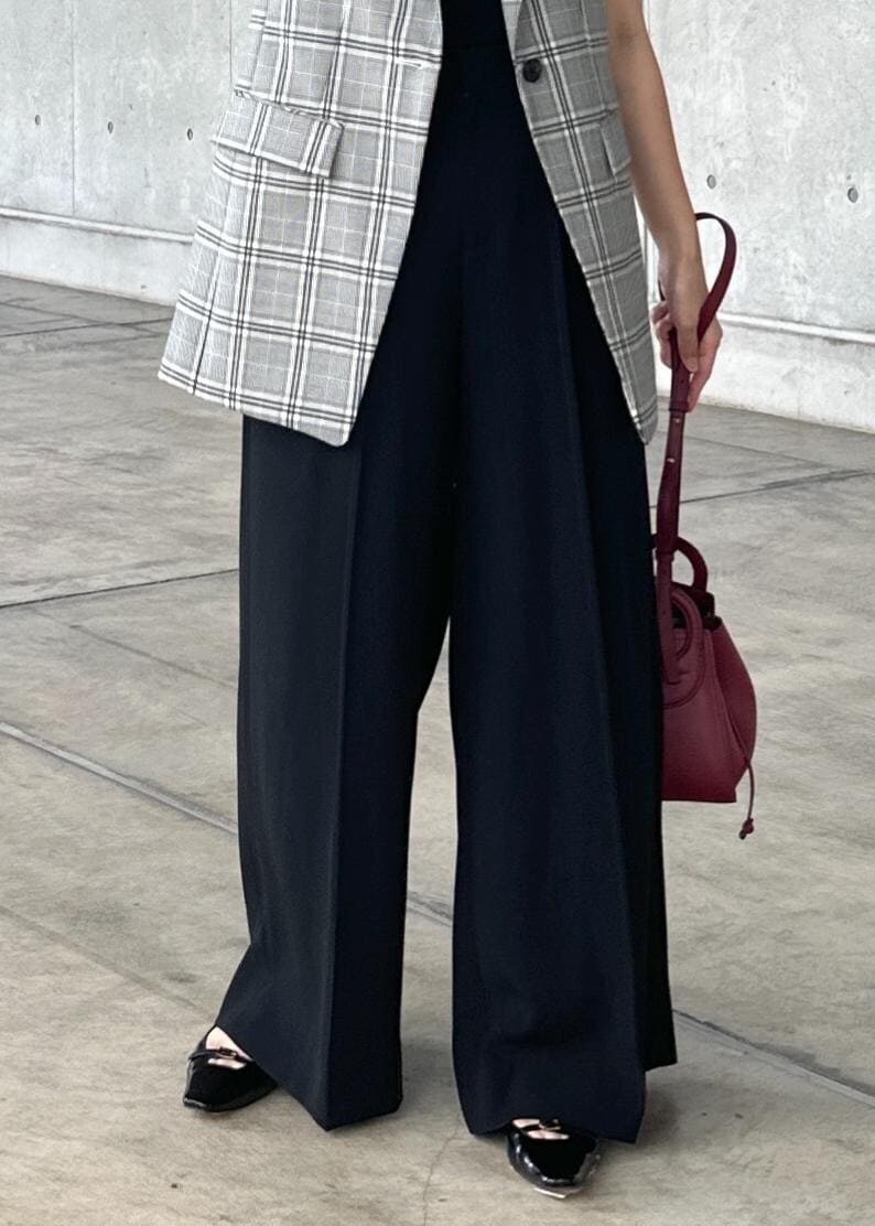 ブラック系のその他パンツ、ブラック系のタンクトップ、ブラック系のパンプスを着用したレディースの夏コーディネートの6枚目の写真