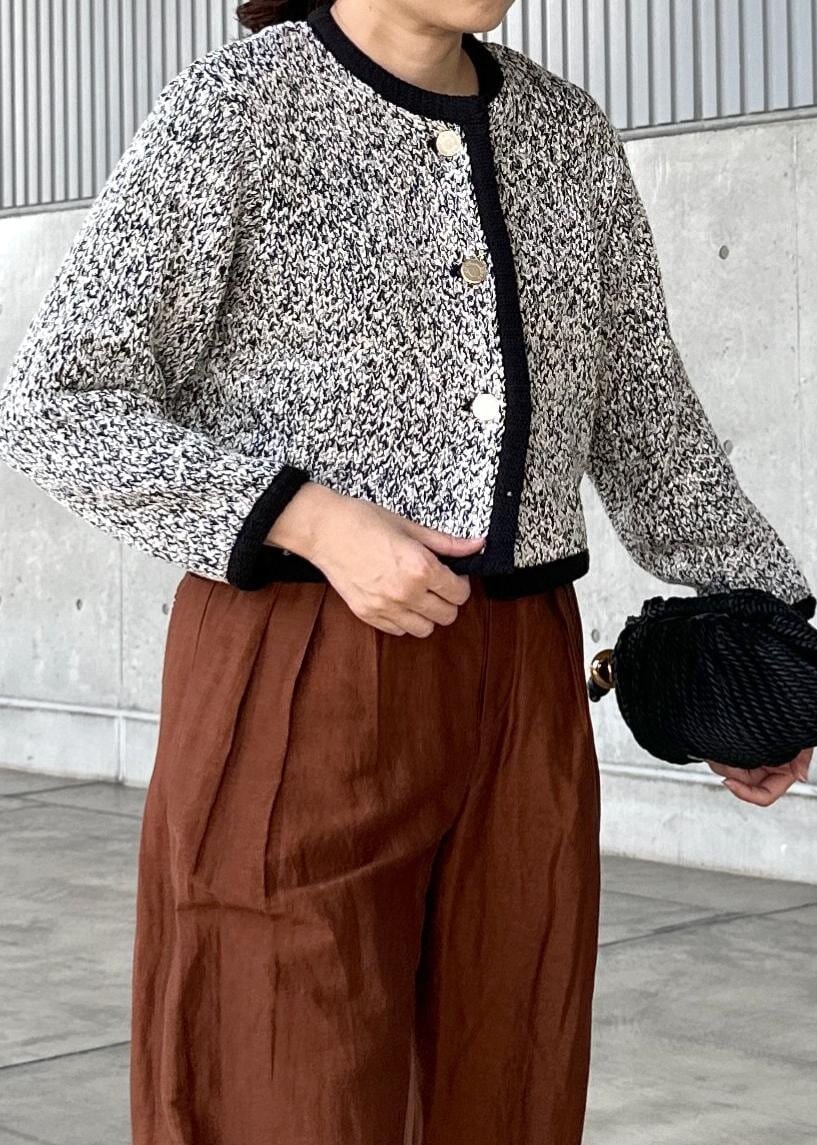 「初春コーデ、春コーデ、デートコーデ、お出かけコーデ、旅行コーデ、女子会コーデ、パンツスタイル、ROPÉ、ナチュラル、イエベ秋、ノーマル、ジャケット/アウター、その他アウター、パンツ、バッグ」｜「ROPE'のスパンコールミックスノーカラーニットジャケット/洗える（その他アウター、ブラック系）」を使った、Mさん（レディース・161cm）の春コーディネートの4枚目の写真