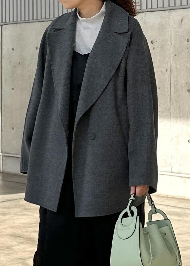 「初冬コーデ、冬コーデ、デートコーデ、お出かけコーデ、旅行コーデ、お正月・初詣コーデ、女子会コーデ、ROPÉ、ナチュラル、イエベ秋、ノーマル、トップス、Tシャツ/カットソー、ジャケット/アウター、ピーコート」｜「ROPE'のベビーサテンキャミワンピース（ワンピース、ブラック系）」を使った、Mさん（レディース・161cm）の冬コーディネートの6枚目の写真