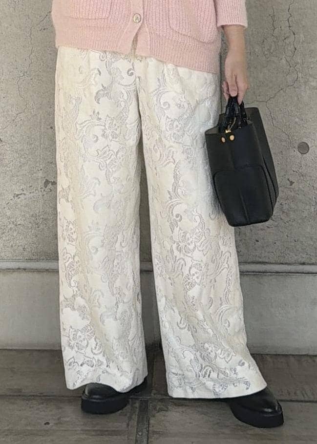 ブラック系のハンドバッグ、ホワイト系のTシャツ/カットソー、ホワイト系のその他パンツを着用したレディースの秋コーディネートの5枚目の写真