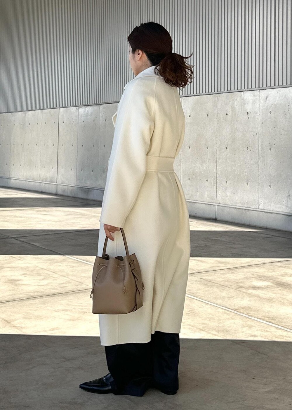 「初春コーデ、冬コーデ、お仕事コーデ、お出かけコーデ、旅行コーデ、女子会コーデ、パンツスタイル、ROPÉ、ナチュラル、イエベ秋、ノーマル、トップス、ニット/セーター、ジャケット/アウター、チェスターコート」｜「ROPE'のラムウールリバーロングコート【Sサイズフェア対象】（チェスターコート、ホワイト系）」を使った、Mさん（レディース・161cm）の冬コーディネートの2枚目の写真