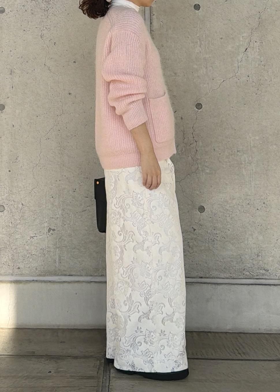 ブラック系のハンドバッグ、ホワイト系のTシャツ/カットソー、ホワイト系のその他パンツを着用したレディースの秋コーディネートの2枚目の写真