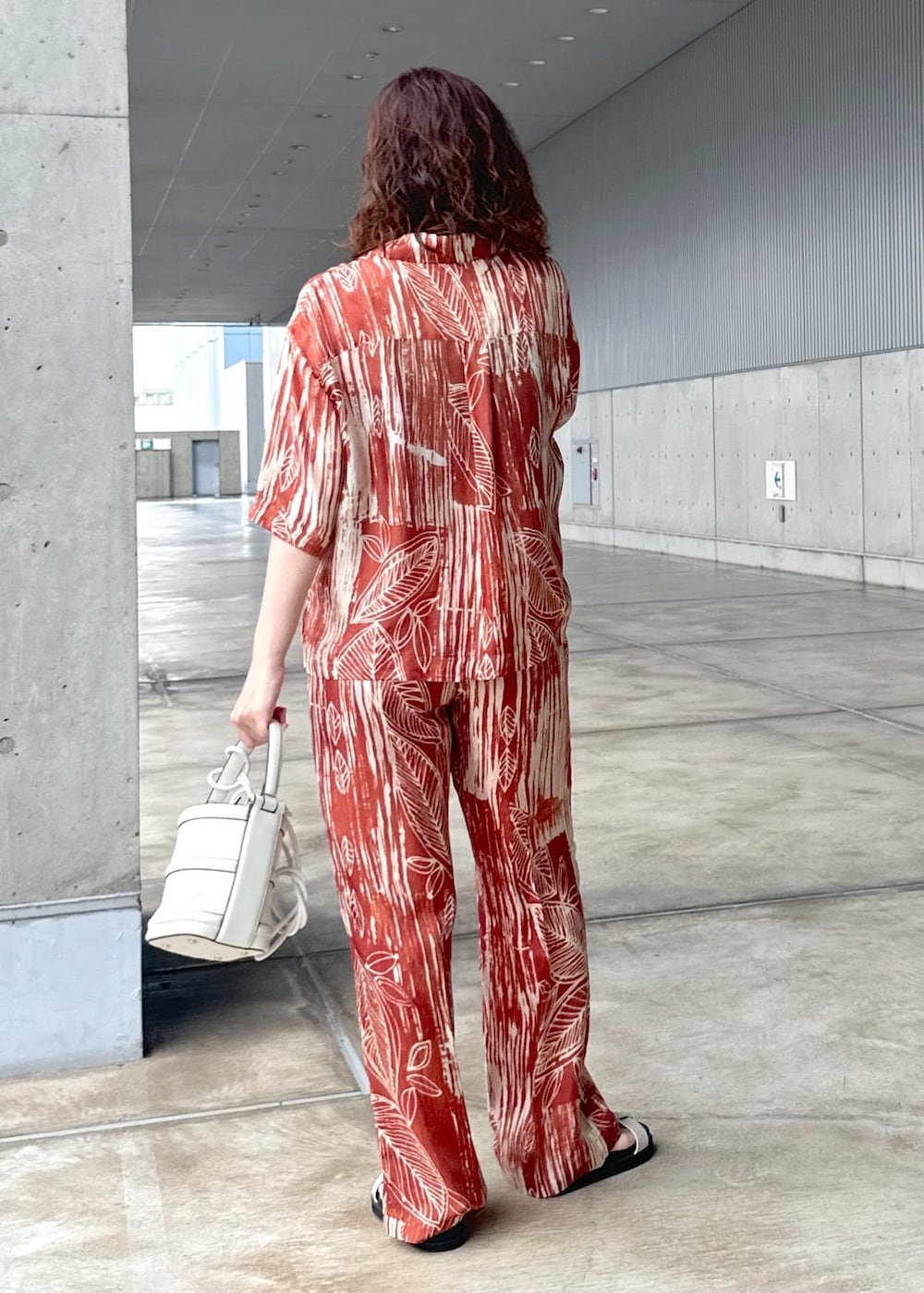 「パンツ、十分丈、オレンジ、総柄、ボタニカル、サンダル、フラット、厚底、夏コーデ、お出かけコーデ、旅行コーデ、大人カジュアル、セットアップ、ROPÉ、ナチュラル」｜「ROPE'のAnna Canvas Bag （アンナ キャンバス バッグ）【ポーチ付き】（ハンドバッグ、ホワイト系）」を使った、Mさん（レディース・161cm）の夏コーディネートの5枚目の写真