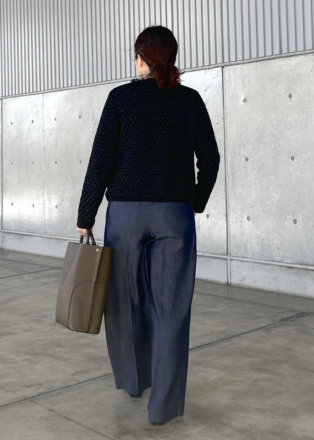 グリーン系のトートバッグ、ブルー系のその他パンツ、ホワイト系のTシャツ/カットソーを着用したレディースの秋コーディネートの3枚目の写真