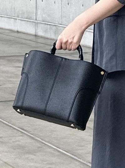 ホワイト系のTシャツ/カットソー、グレー系のスカート、グレー系のテーラードジャケットを着用したレディースの秋コーディネートの6枚目の写真