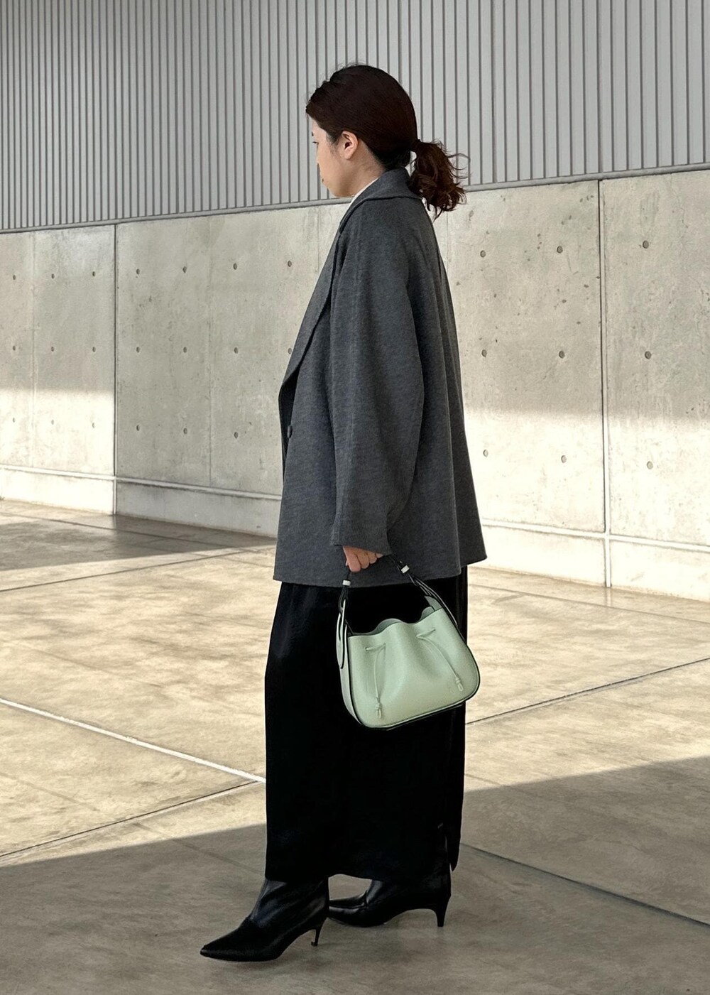 「初冬コーデ、冬コーデ、デートコーデ、お出かけコーデ、旅行コーデ、お正月・初詣コーデ、女子会コーデ、ROPÉ、ナチュラル、イエベ秋、ノーマル、トップス、Tシャツ/カットソー、ジャケット/アウター、ピーコート」｜「ROPE'のベビーサテンキャミワンピース（ワンピース、ブラック系）」を使った、Mさん（レディース・161cm）の冬コーディネートの2枚目の写真