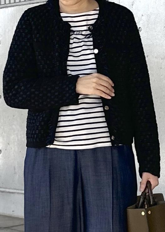 グリーン系のトートバッグ、ブルー系のその他パンツ、ホワイト系のTシャツ/カットソーを着用したレディースの秋コーディネートの4枚目の写真