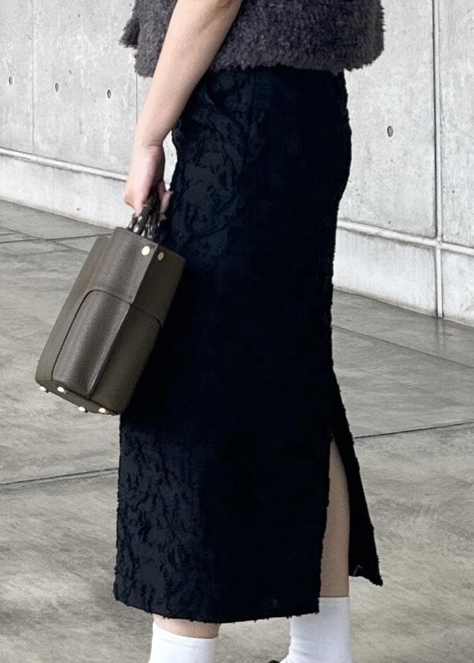 ホワイト系のTシャツ/カットソー、グリーン系のハンドバッグ、グレー系のベストを着用したレディースの秋コーディネートの5枚目の写真