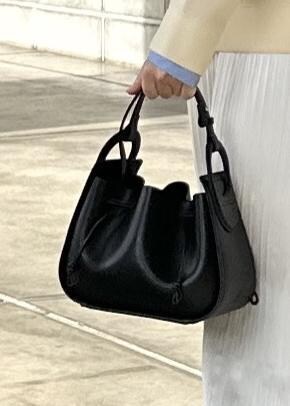「初春コーデ、春コーデ、初冬コーデ、冬コーデ、お仕事コーデ、デートコーデ、旅行コーデ、推し活コーデ、レイヤード、スカートスタイル、ワントーンコーデ、ROPÉ、ナチュラル、イエベ秋、ノーマル」｜「ROPE'の【雑誌掲載】Amelie Bag （アメリ バッグ）（ショルダーバッグ、ブラック系）」を使った、Mさん（レディース・161cm）の冬コーディネートの7枚目の写真