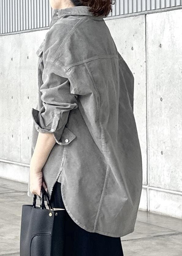 グレー系のシャツ/ブラウス、ブラック系のスカート、ピンク系のニット/セーターを着用したレディースの秋コーディネートの4枚目の写真