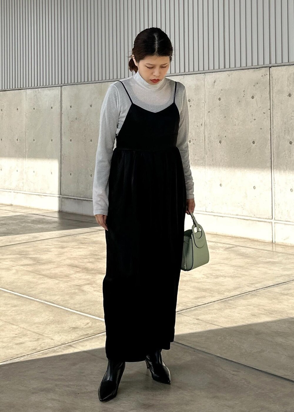 「初冬コーデ、冬コーデ、デートコーデ、お出かけコーデ、旅行コーデ、お正月・初詣コーデ、女子会コーデ、ROPÉ、ナチュラル、イエベ秋、ノーマル、トップス、Tシャツ/カットソー、ジャケット/アウター、ピーコート」｜「ROPE'のベビーサテンキャミワンピース（ワンピース、ブラック系）」を使った、Mさん（レディース・161cm）の冬コーディネートの4枚目の写真
