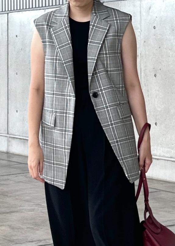 ブラック系のその他パンツ、ブラック系のタンクトップ、ブラック系のパンプスを着用したレディースの夏コーディネートの5枚目の写真