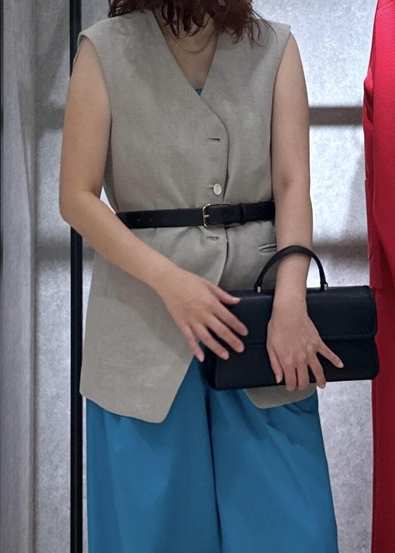 「初春コーデ、春コーデ、初夏コーデ、夏コーデ、デートコーデ、お出かけコーデ、推し活コーデ、女子会コーデ、パンツスタイル、ROPÉ、ナチュラル、イエベ秋、ノーマル、トップス、ベスト」｜「ROPE'のシグネットバックルレザーワイドベルト（ベルト、ブラック系）」を使った、Mさん（レディース・161cm）の春コーディネートの6枚目の写真