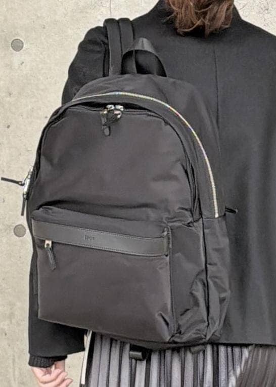 ブラック系のバックパック/リュック、ブラック系のスカート、ブラック系のニット/セーターを着用したレディースの冬コーディネートの6枚目の写真