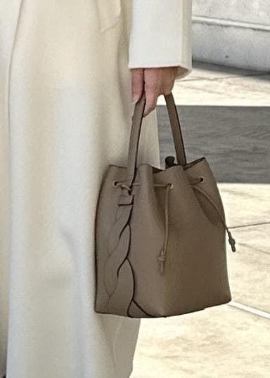「初春コーデ、冬コーデ、お仕事コーデ、お出かけコーデ、旅行コーデ、女子会コーデ、パンツスタイル、ROPÉ、ナチュラル、イエベ秋、ノーマル、トップス、ニット/セーター、ジャケット/アウター、チェスターコート」｜「ROPE'のラムウールリバーロングコート【Sサイズフェア対象】（チェスターコート、ホワイト系）」を使った、Mさん（レディース・161cm）の冬コーディネートの6枚目の写真