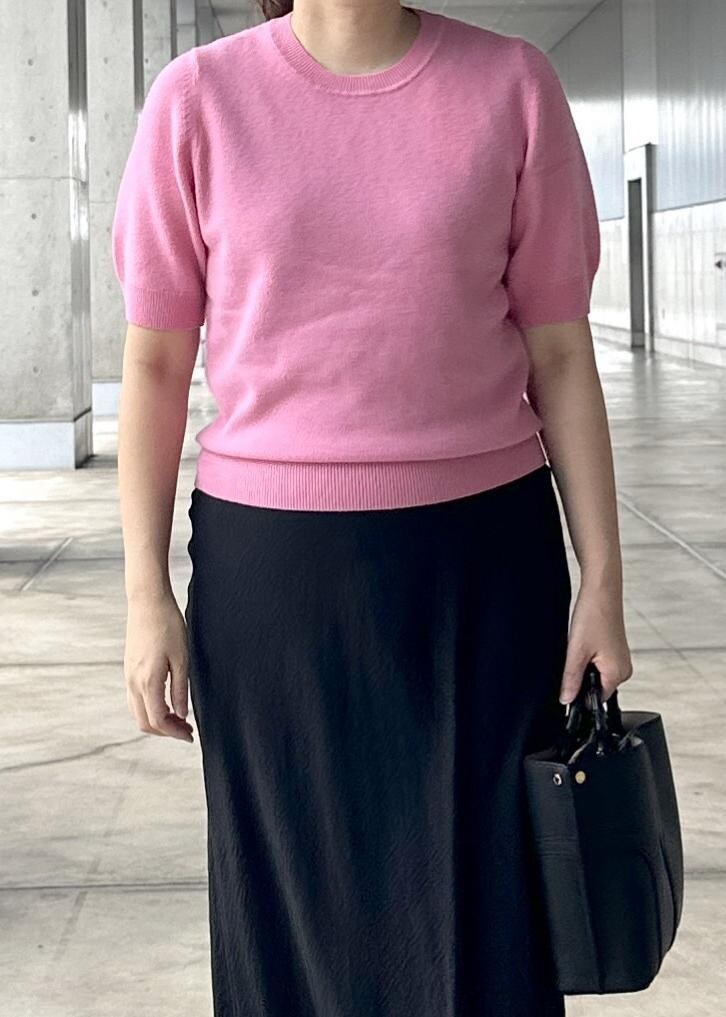 ブラック系のスカート、ピンク系のカーディガン/ボレロ、ピンク系のニット/セーターを着用したレディースの秋コーディネートの6枚目の写真