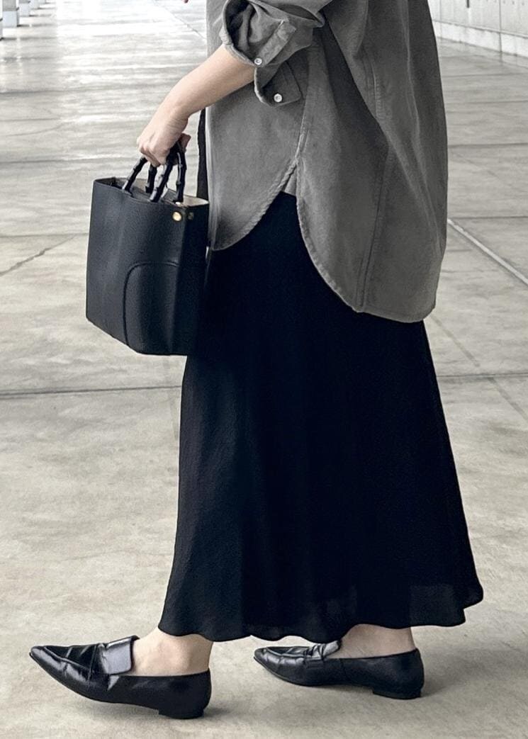 グレー系のシャツ/ブラウス、ブラック系のスカート、ピンク系のニット/セーターを着用したレディースの秋コーディネートの5枚目の写真