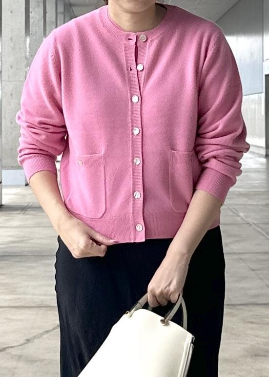 ブラック系のスカート、ピンク系のカーディガン/ボレロ、ピンク系のニット/セーターを着用したレディースの秋コーディネートの5枚目の写真