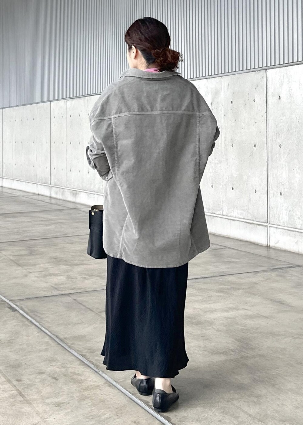 グレー系のシャツ/ブラウス、ブラック系のスカート、ピンク系のニット/セーターを着用したレディースの秋コーディネートの3枚目の写真