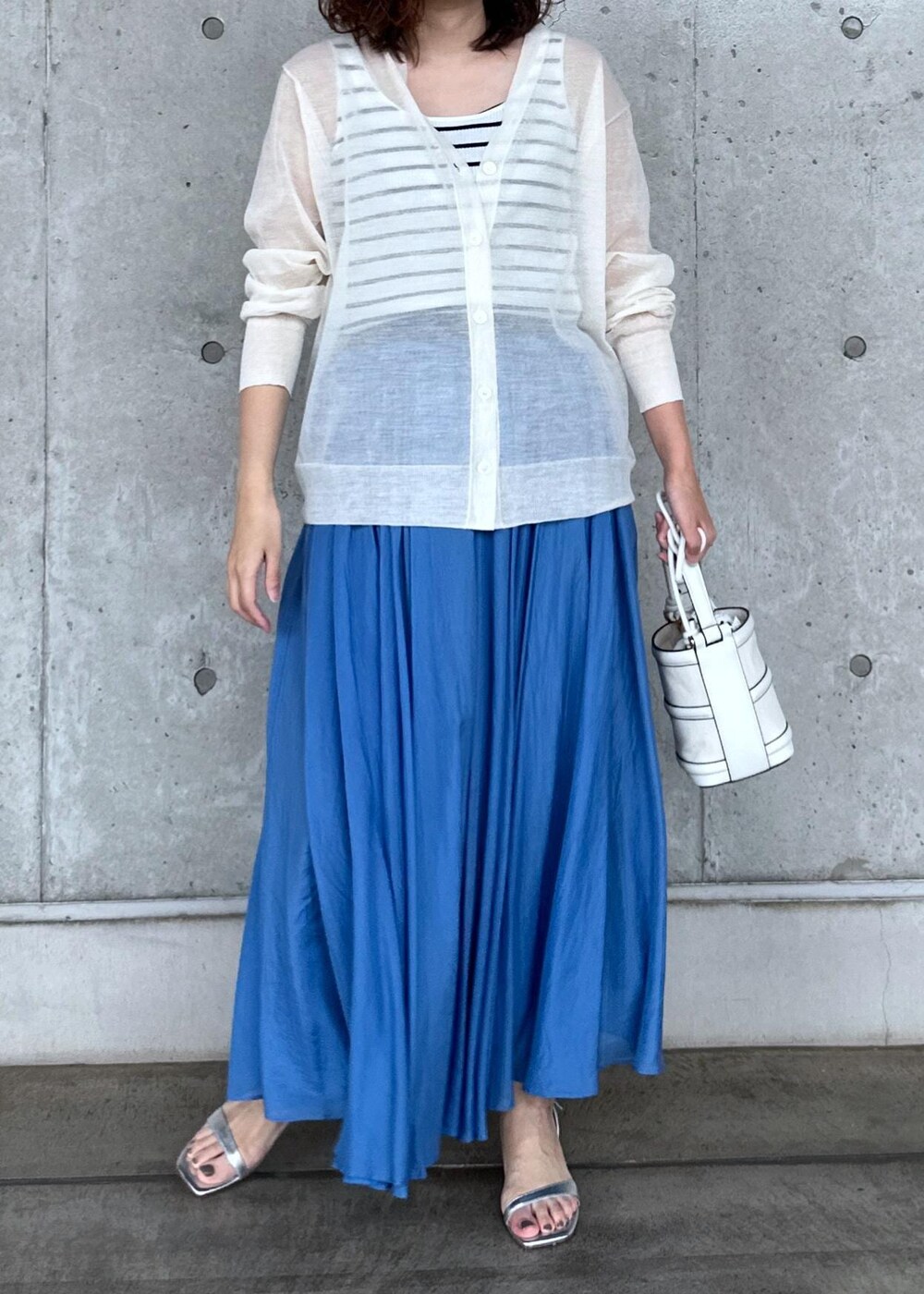 「ホワイト、ショルダーバッグ、シルバー、巾着、ワンハンドル、Vネック、カーディガン、ボーダー、シアー、スカート、ブルー、ロング、フレア、フレアスカート、ウエストゴム」｜「ROPE'のAnna Sandal （アンナ サンダル）【メディア掲載】（サンダル、シルバー系）」を使った、Mさん（レディース・161cm）の夏コーディネートの2枚目の写真