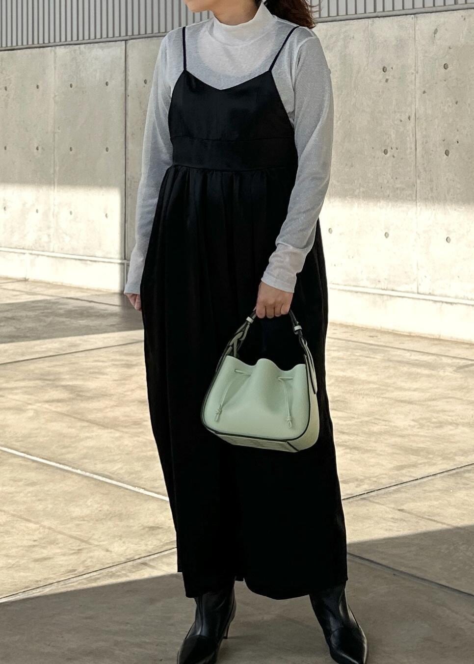 「初冬コーデ、冬コーデ、デートコーデ、お出かけコーデ、旅行コーデ、お正月・初詣コーデ、女子会コーデ、ROPÉ、ナチュラル、イエベ秋、ノーマル、トップス、Tシャツ/カットソー、ジャケット/アウター、ピーコート」｜「ROPE'のベビーサテンキャミワンピース（ワンピース、ブラック系）」を使った、Mさん（レディース・161cm）の冬コーディネートの5枚目の写真