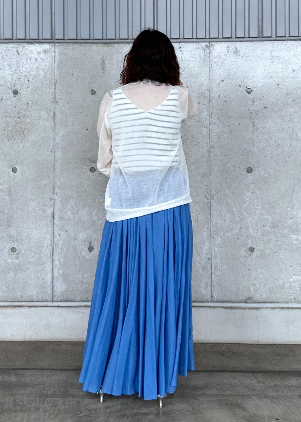 「ホワイト、ショルダーバッグ、シルバー、巾着、ワンハンドル、Vネック、カーディガン、ボーダー、シアー、スカート、ブルー、ロング、フレア、フレアスカート、ウエストゴム」｜「ROPE'のAnna Sandal （アンナ サンダル）【メディア掲載】（サンダル、シルバー系）」を使った、Mさん（レディース・161cm）の夏コーディネートの6枚目の写真