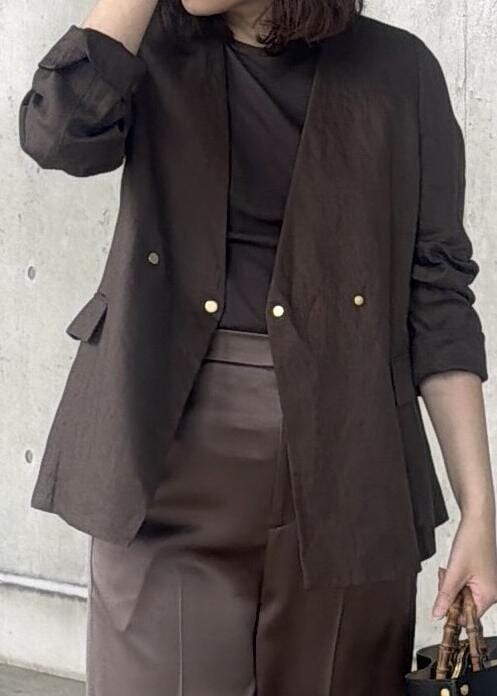 ブラック系のハンドバッグ、ブラウン系のノーカラージャケット、ブラウン系のTシャツ/カットソーを着用したレディースの春コーディネートの4枚目の写真