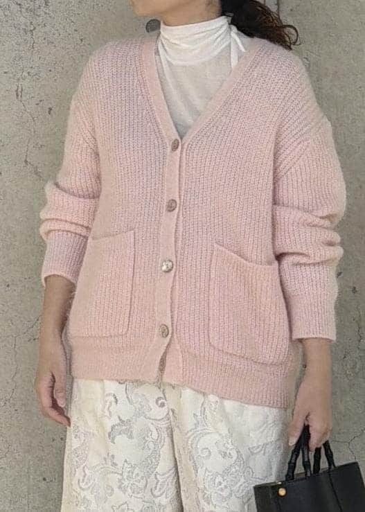 ブラック系のハンドバッグ、ホワイト系のTシャツ/カットソー、ホワイト系のその他パンツを着用したレディースの秋コーディネートの4枚目の写真