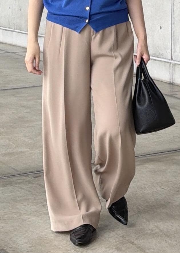 ベージュ系のその他パンツ、ブラック系のハンドバッグ、ブルー系のニット/セーターを着用したレディースの夏コーディネートの5枚目の写真