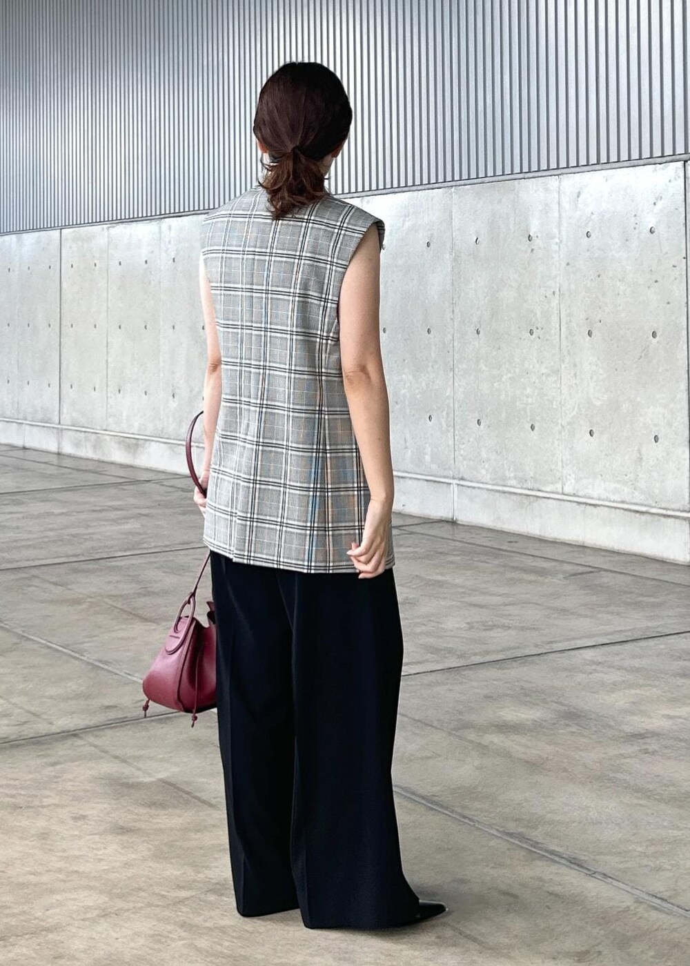 ブラック系のその他パンツ、ブラック系のタンクトップ、ブラック系のパンプスを着用したレディースの夏コーディネートの3枚目の写真