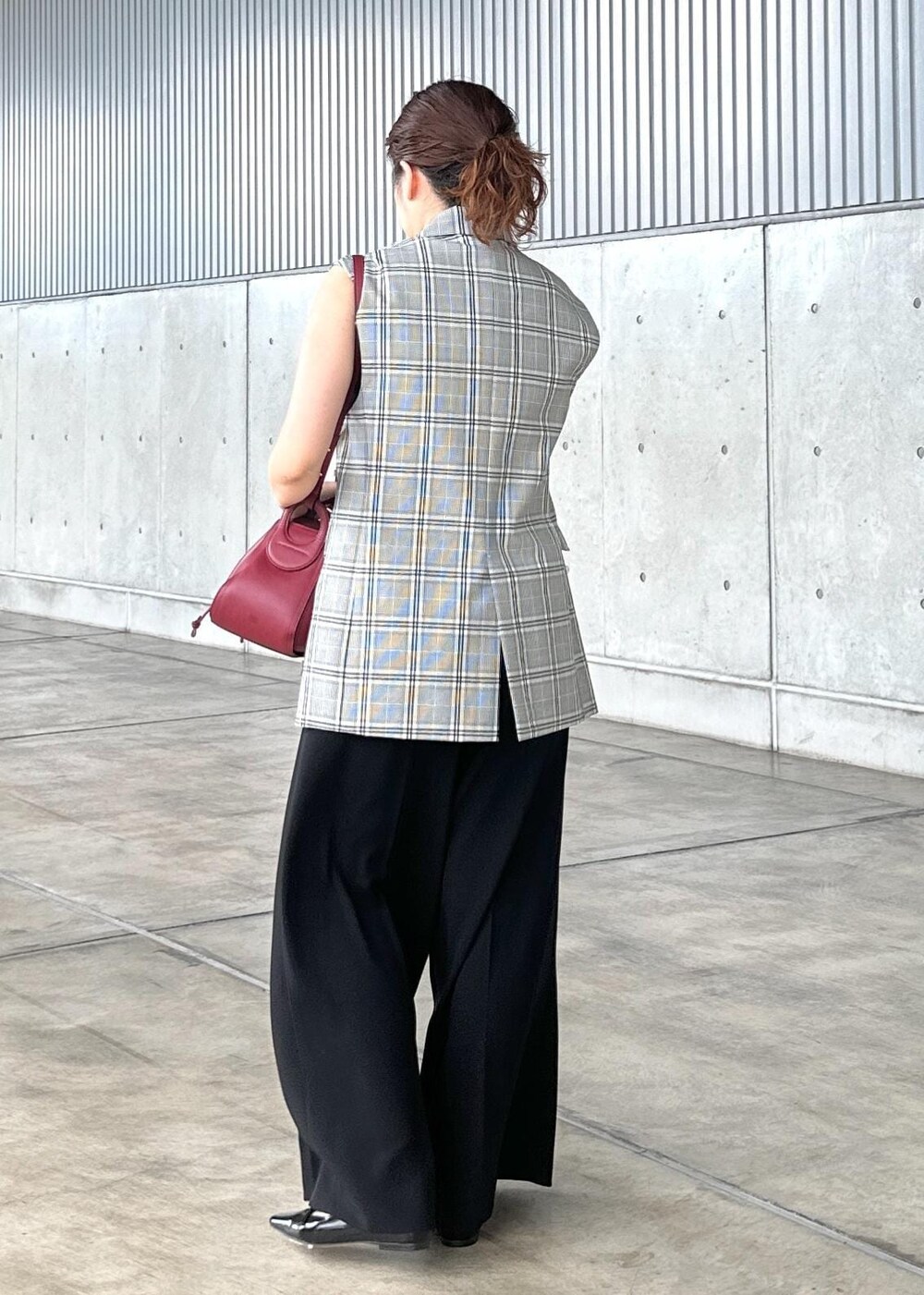 ブラック系のその他パンツ、ブラック系のタンクトップ、ブラック系のパンプスを着用したレディースの夏コーディネートの4枚目の写真