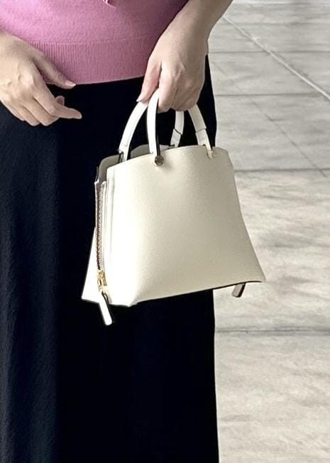 ブラック系のスカート、ピンク系のカーディガン/ボレロ、ピンク系のニット/セーターを着用したレディースの秋コーディネートの8枚目の写真