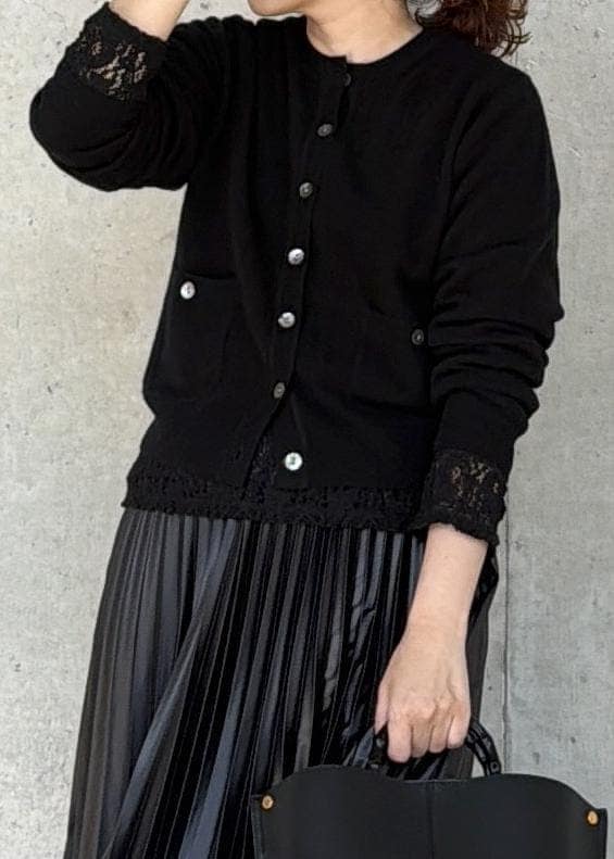 ブラック系のハンドバッグ、ブラック系のカーディガン/ボレロ、ブラック系のTシャツ/カットソーを着用したレディースの秋コーディネートの4枚目の写真