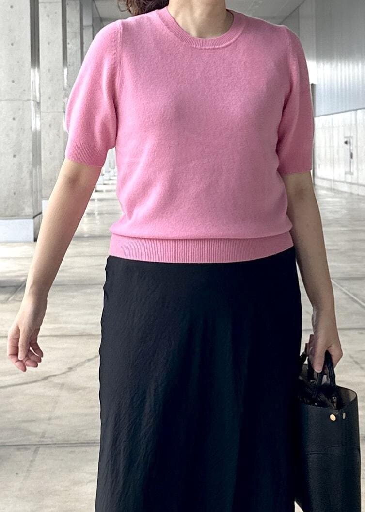 グレー系のシャツ/ブラウス、ブラック系のスカート、ピンク系のニット/セーターを着用したレディースの秋コーディネートの7枚目の写真