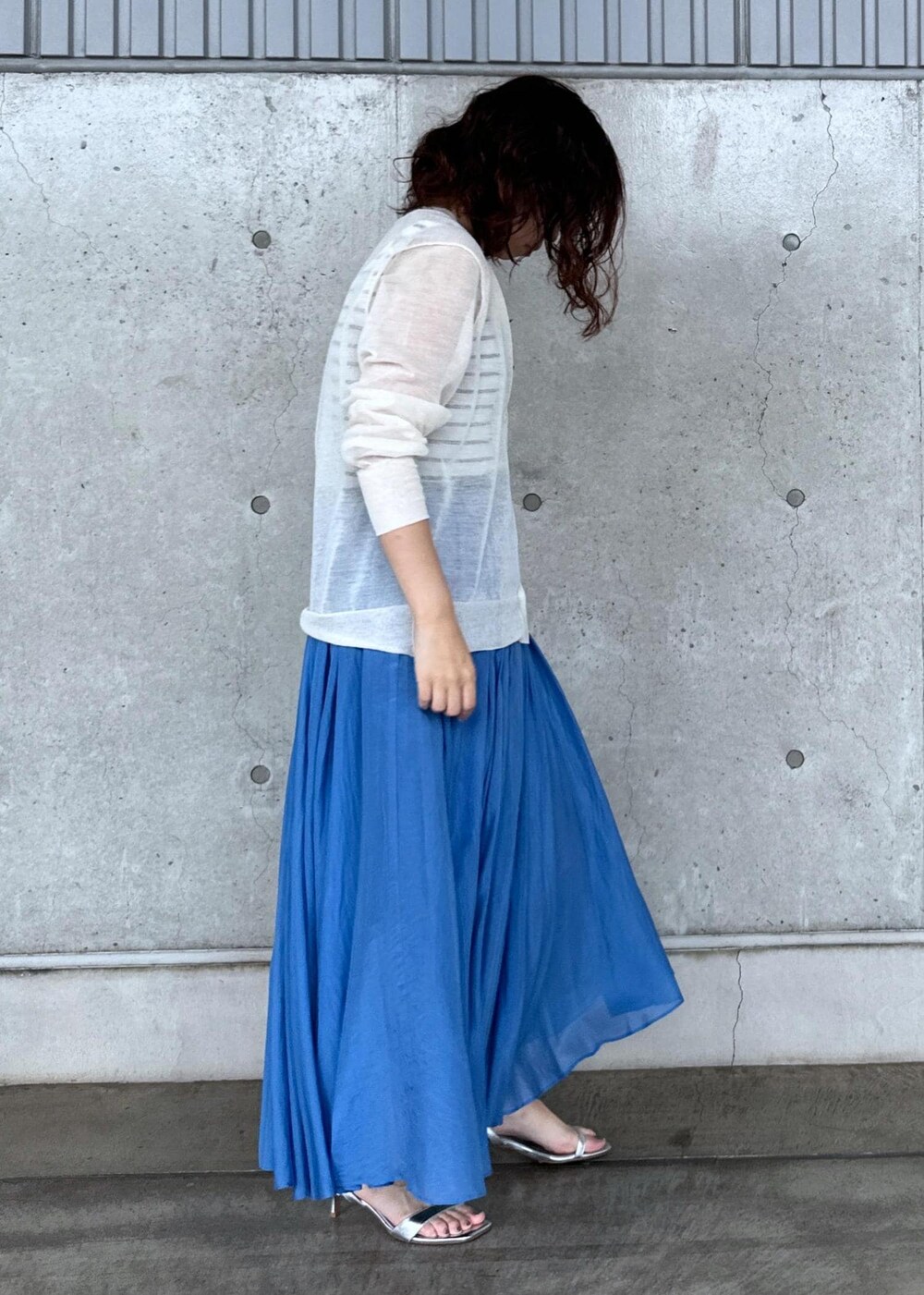 「ホワイト、ショルダーバッグ、シルバー、巾着、ワンハンドル、Vネック、カーディガン、ボーダー、シアー、スカート、ブルー、ロング、フレア、フレアスカート、ウエストゴム」｜「ROPE'のAnna Sandal （アンナ サンダル）【メディア掲載】（サンダル、シルバー系）」を使った、Mさん（レディース・161cm）の夏コーディネートの3枚目の写真