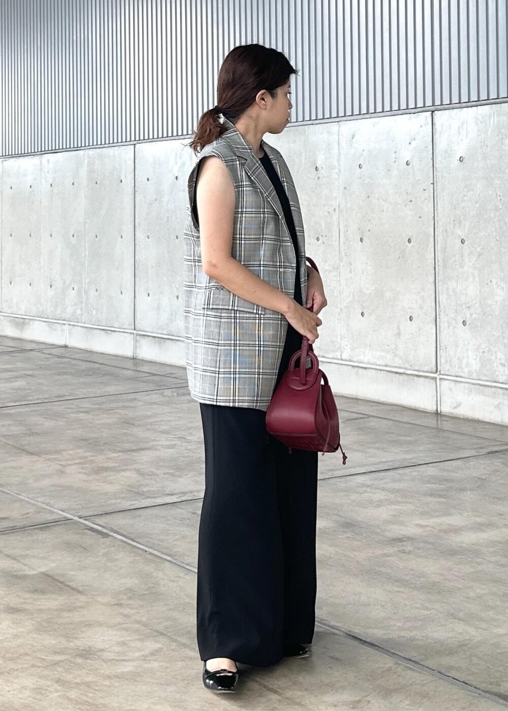 ブラック系のその他パンツ、ブラック系のタンクトップ、ブラック系のパンプスを着用したレディースの夏コーディネートの2枚目の写真