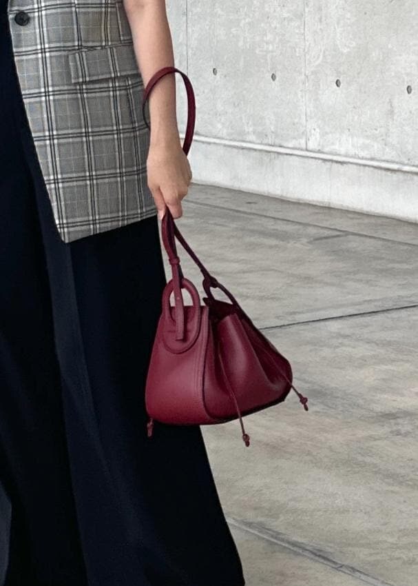 ブラック系のその他パンツ、ブラック系のタンクトップ、ブラック系のパンプスを着用したレディースの夏コーディネートの7枚目の写真