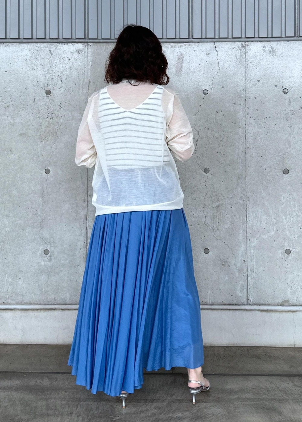 「ホワイト、ショルダーバッグ、シルバー、巾着、ワンハンドル、Vネック、カーディガン、ボーダー、シアー、スカート、ブルー、ロング、フレア、フレアスカート、ウエストゴム」｜「ROPE'のAnna Sandal （アンナ サンダル）【メディア掲載】（サンダル、シルバー系）」を使った、Mさん（レディース・161cm）の夏コーディネートの5枚目の写真