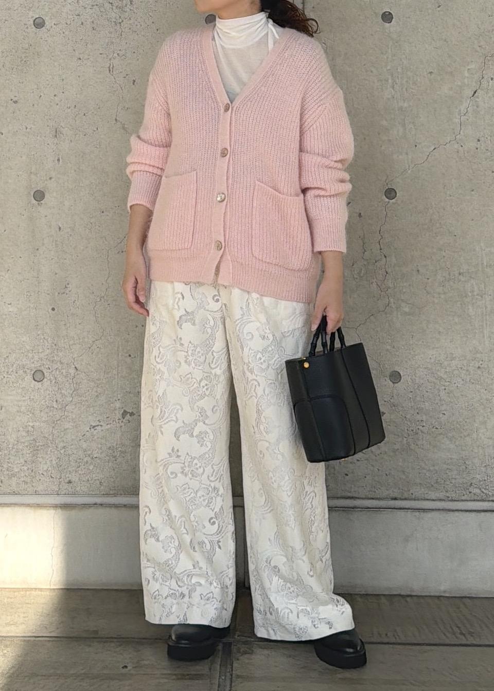 ブラック系のハンドバッグ、ホワイト系のTシャツ/カットソー、ホワイト系のその他パンツを着用したレディースの秋コーディネートの7枚目の写真